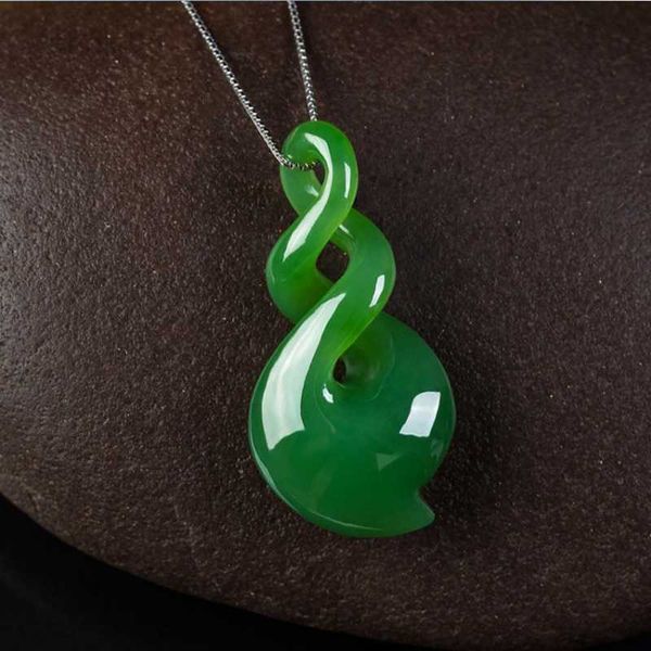 Colares com pingente verde natural esculpido à mão em forma de coração Jade pingente moda boutique jóias homens e mulheres colar acessórios para presentes HKD230712