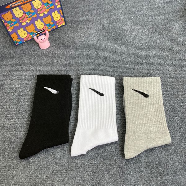 Herrensocken Designersocken Damensocken Fußballsocken Mode Damen Herrensocken Hochwertiger Buchstabe Atmungsaktive Baumwolle Großhandel weiche Sportsocke weiß schwarz grün