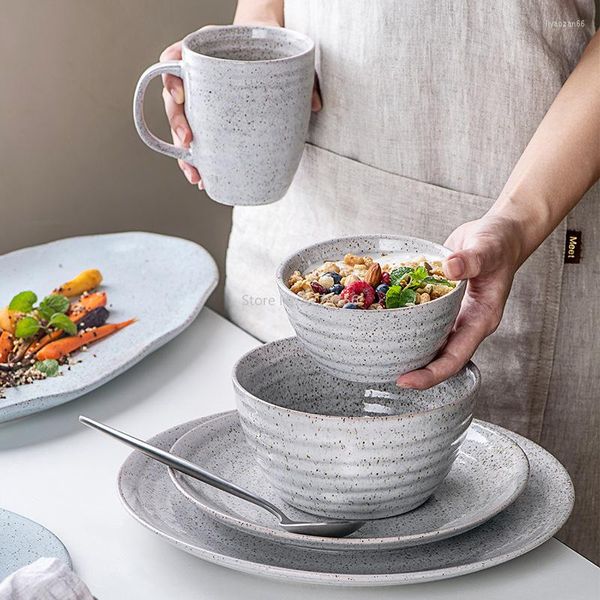 Set di stoviglie Set di stoviglie in ceramica semplice e creativo Forno Smalto Rilievo Pasti per la casa Ciotola giapponese Piatto per la colazione di frutta