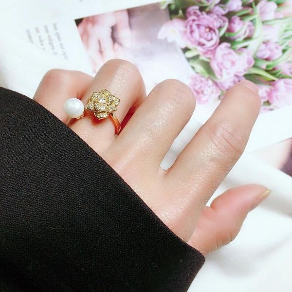 Fedi nuziali Anello con perle naturali Placcato in oro 18K Lusso Zircone pieno Da donna Con Camelia 2023 Accessori di moda