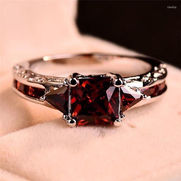 Fedi nuziali Princess Square Cut Red Stone Engagement For Women Jewelry Gift Anello di colore argento di moda squisita