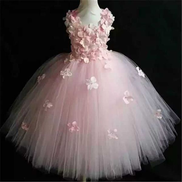 Abiti da ragazza Ragazze Pink Fairy Flower Petals Tutu Dress Bambini het Abito in tulle Abito da ballo lungo Bambini Abiti da festa in costume Abiti da seraHKD230712