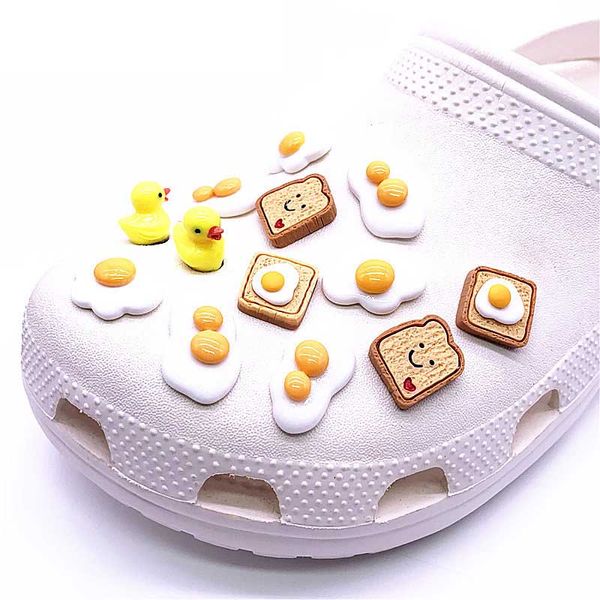 Ovos fritos Sapatos de resina Encantos Kawaii Little Yellow Pato Acessórios para sapatos Pão Fatias Decorações Clog Croces Jibz Presentes para crianças