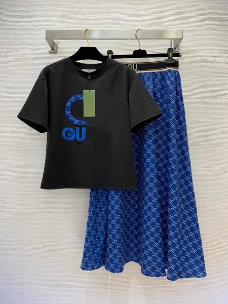 Gonne T-shirt Set di due pezzi Taglie forti Abbigliamento da donna Maglietta nera a maniche corte Stampa di fiori vecchi Orlo largo Gonna lunga blu Abiti da donna T-shirt firmata Set di abiti