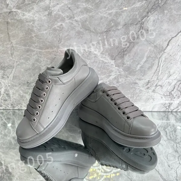 2023 Hot Casual Shoes Trainers Triple Sole Trainers Old Dad Shoe Sneaker Black Crystal Bottom Men Womens Trendy and Fashion Superior sapato xsd221102