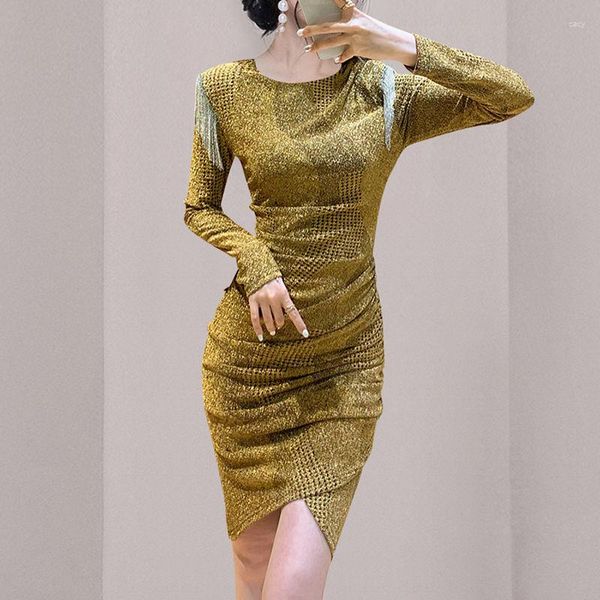 Vestidos casuais Vestido de seda brilhante dourado para mulheres na primavera de 2023 manga comprida ombreira borlas cintura fina nádegas