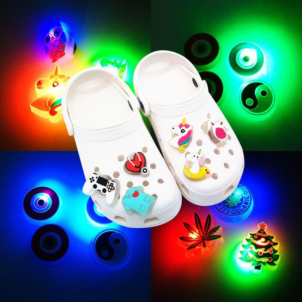 Ayakkabı Parçaları Aksesuarlar 10 LED GLOW Timsah Tahul Aksesuarlar Sneaker Dekorasyon Pimleri Timsah Kadınlar İçin Tek Boynuzlu At Timsah Kotları Doğrudan 230713