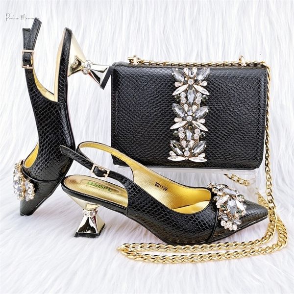Sapato social Couro preto com acabamento texturizado com enfeites de cristal brilhante Salto elegante para festas e bolsa clutch 230712
