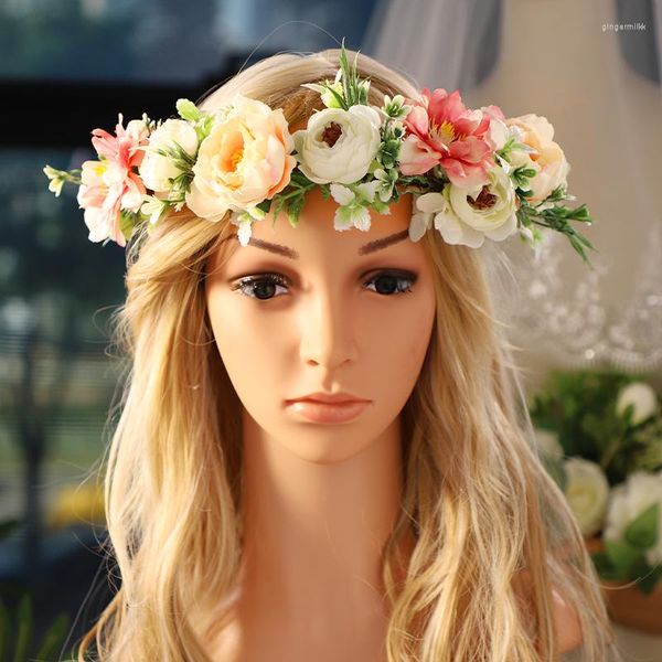 Kopfbedeckungen: Ein mehrfarbiges und auffälliges Haarband mit Blumendekor, entworfen für die Hochzeitsbraut der Damen voller Liebe