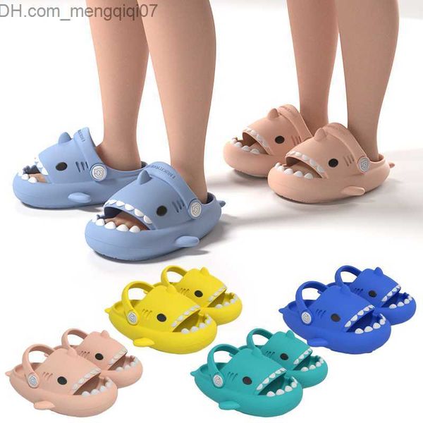 Slipper Cute Shark Kindersandalen Kinder Sommer Slider Cartoon Shark Slider Jungen und Mädchen Baby Weiche Sohle Anti-Rutsch-Slider Z230713