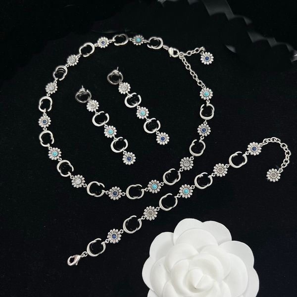 Bracciale margherita Fiore di crisantemo Lettera ad incastro Collana girocollo in argento Bracciale retrò avanzato Palazzo Colore Diamante Orecchino Matrimonio CGS3 -05