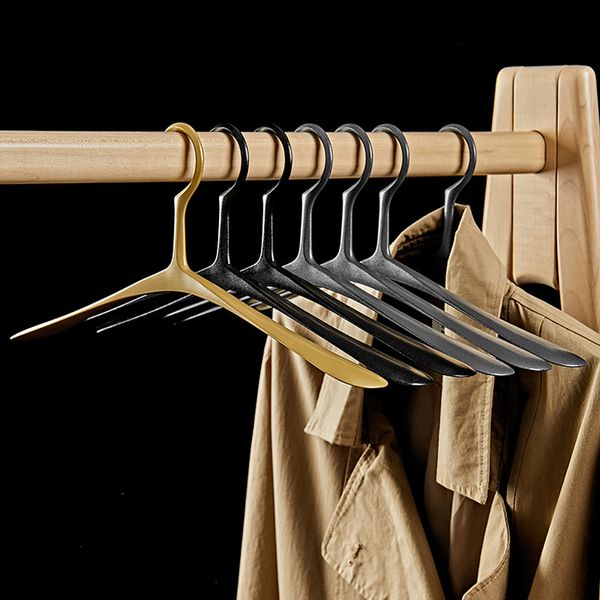 Hangers Racks 1 Kleiderbügel aus massiver Aluminiumlegierung, hochwertiger Kleiderbügel, luxuriöser schwarzer/goldener breiter Kleiderständer, Kleiderständer, Lagerregal 230713