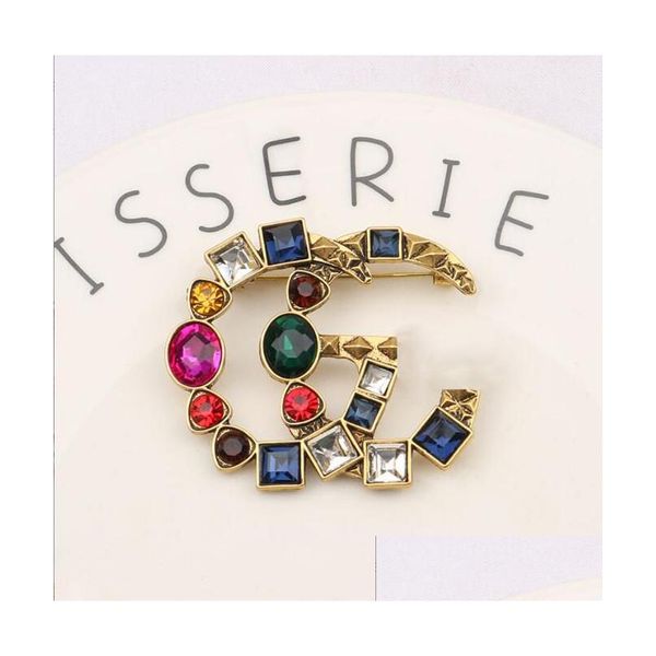 Spille Spille Luxury Women Designer Brand Lettera 18K Placcato oro Intarsio Cristallo Strass Gioielli Fatti a mano Spilla in pelle Pin Uomo M Dhusx