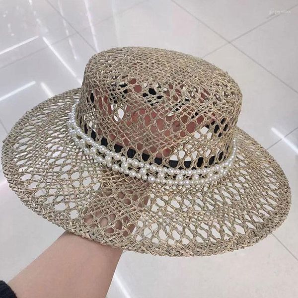 Chapéus de aba larga estilo fashion tecido à mão Seagrass Straw Hat para mulheres verão respirável guarda-sol corrente de pérolas flat top Fedora Chapeu Feminino
