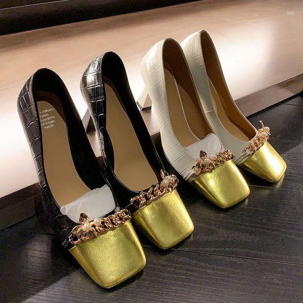 Kleidschuhe Metalldekoration Quadratische Goldzehe Frauen Sandalen 2023 in eleganten gemischten Farben High Heels Pumps Slip-On Basic Party TRAF