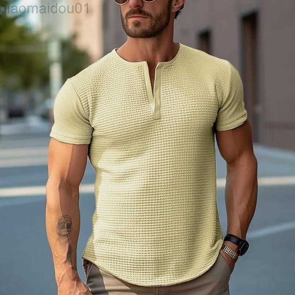 T-shirt da uomo 2023 T-shirt a maniche corte da uomo nuova moda a nido d'ape griglia con scollo a V top lavorati a maglia High Street uomo tinta unita patchwork pullover L230713