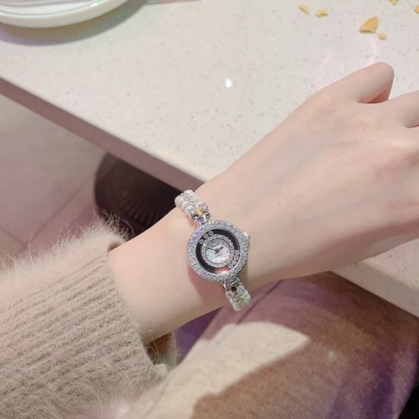 Женские часы модные часы женский жемчужный темперамент легкий роскошный браслет дамы элегантный кварцевый подарок 230714