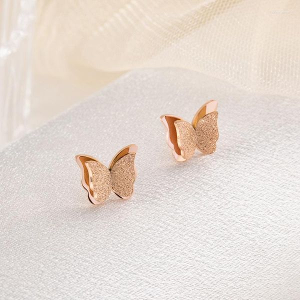 Orecchini a bottone Elegante farfalla smerigliata per le donne Orecchini femminili in acciaio inossidabile color oro rosa di lusso alla moda all'ingrosso