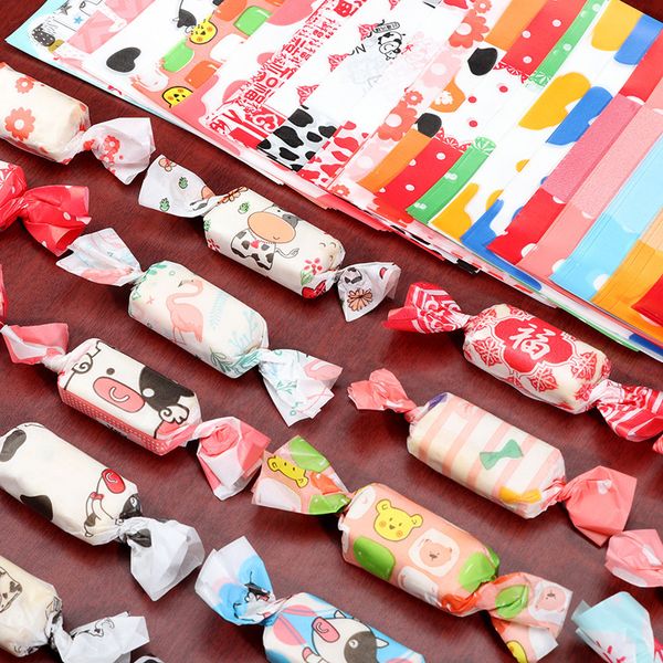 Confezione regalo AQ 500 pz / lotto Modello carino colorato Festa di compleanno per bambini Fatti a mano Caramelle Torrone Imballaggio Avvolgere Cartone animato Regalo fai da te Twisting Wax Paper 230714