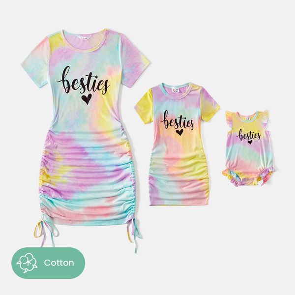 Abiti coordinati per la famiglia PatPat Mommy and Me 95 Cotone Manica corta Stampa lettera Tie Dye Coulisse T-shirt aderente increspato Abiti 230714