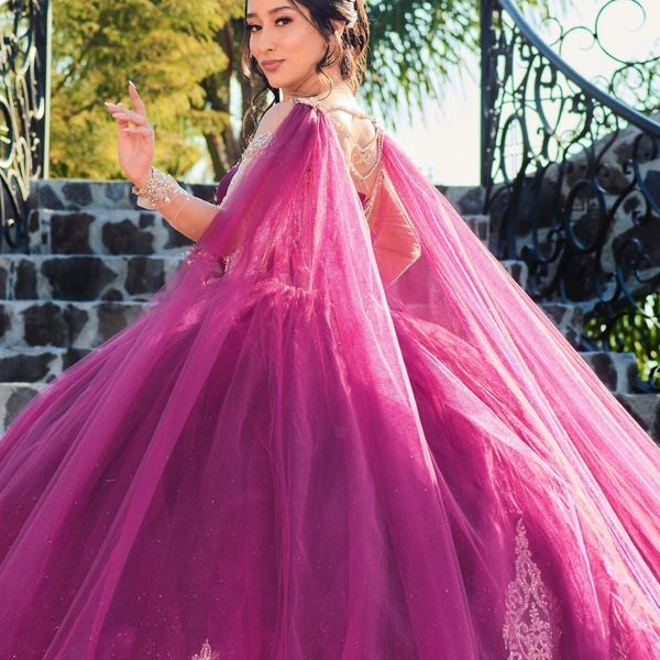 Vestido de Baile Princesa Brilhante para Menina de 15 Anos Vestido Formal com Cape Gold Appliques Renda Para Jovens Vestidos de Quinceanera Vestido de Festa à Noite