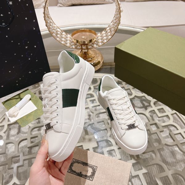 Sapatos de grife de luxo 2023 tênis masculino Itália Bee Ace sapato casual feminino branco sapato de couro plano listras vermelhas bordadas tênis para casais tamanho 35-45