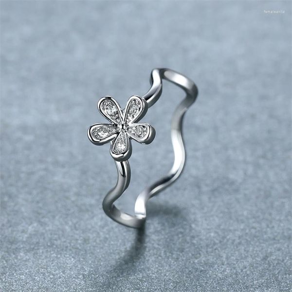 Fedi nuziali minimalista fiore margherita per le donne colore argento piccola pietra di cristallo onda anello sottile fasce femminili gioielli per feste quotidiane