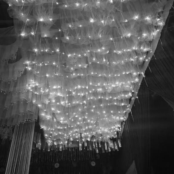 Elegante centrotavola bianco per la decorazione del soffitto della sala per matrimoni, filato superiore a nuvola con stringa di luci a LED per oggetti di scena per la disposizione del tetto di casa