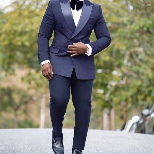 Abiti da uomo Ultimi disegni di pantaloni cappotto Abiti da sposo uomo Smoking doppio petto Blu navy Risvolto con visiera Groomsman Mens Wedding