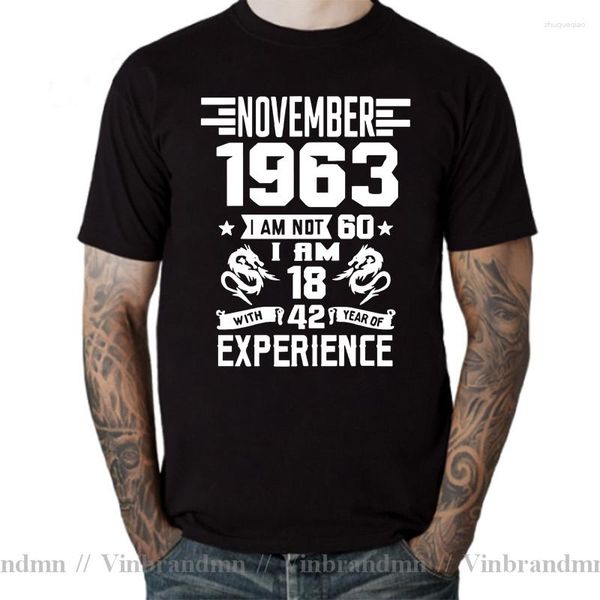 A115 Camisetas masculinas Tenho 18 anos e 42 anos de experiência em 1963 novembro setembro outubro dezembro janeiro fevereiro março abril maio junho julho agosto 60 nascimento