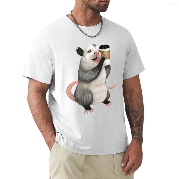 Polos Masculinos Opossum Bebendo Uma Xícara de Café T-Shirt Roupas Estéticas Manga Curta Camisetas Gráficos Kawaii Roupas Masculinas