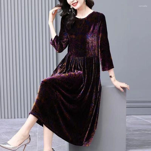 Abiti casual Abbigliamento di grandi dimensioni Donna Abito in velluto con stampa oro 2023 Autunno Inverno Allentato Coreano Midi Vestido Robe Femme E841