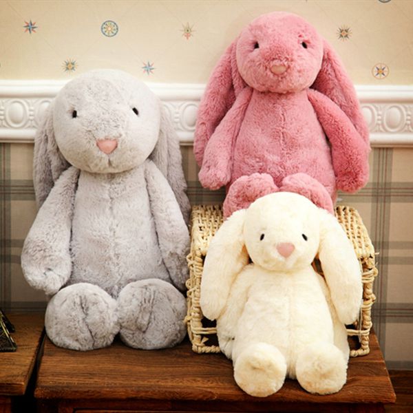 La coniglietta pasquale conforta la bambola del coniglio Bambola di coniglio dalle orecchie lunghe e cadenti