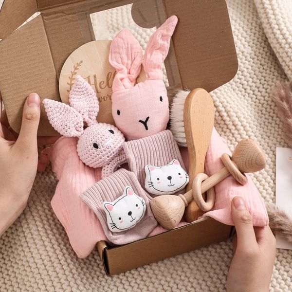 Set regalo Baby Bath Toy Set Crochet Cartoon Animal Sonagli Anello di legno Massaggiagengive Spazzola da bagno Coperte di cotone a doppia faccia regalo nato 230717