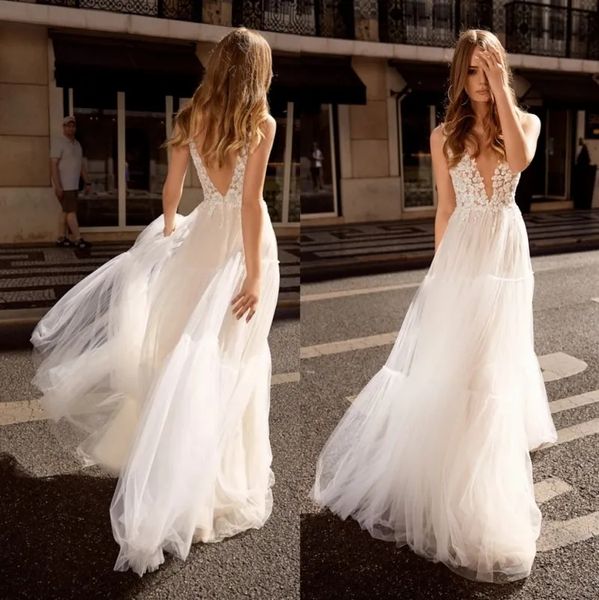 eleganti abiti da sposa boho senza schienale in pizzo con scollo a V profondo una linea di abiti da sposa in rilievo da spiaggia in tulle lungo fino al pavimento