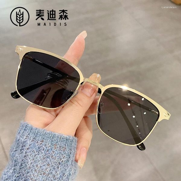 Солнцезащитные очки в модном квадратном металле женщины 2023 Высококачественные трендовые продукты ретро -водительские очки зеркальные оттенки UV400