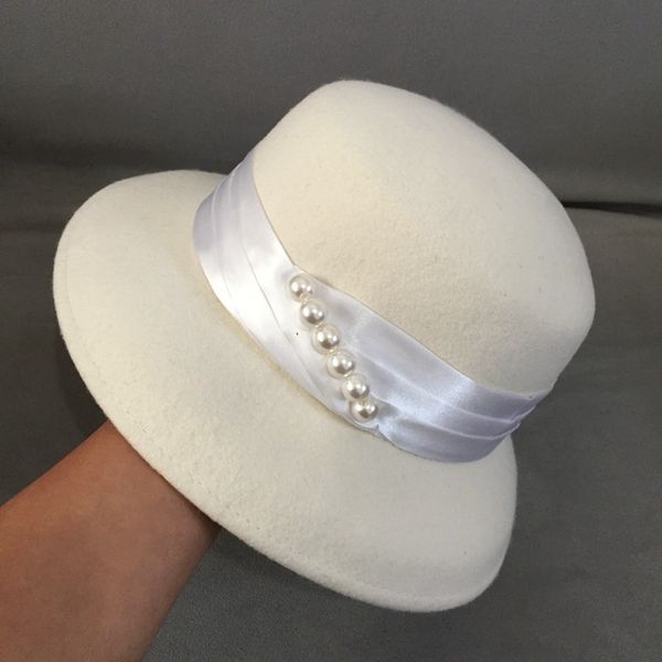 Cappelli a tesa larga Cappelli a secchiello Stile vintage anni '20 Cappello invernale da donna caldo Fascia di perle Cappello a bombetta in feltro di lana avorio Crushable Lady Wedding Chiesa Cappello Fedora 230717