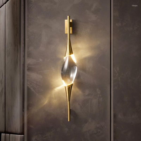 Lampada da parete Postmodern Crystal Copper Body Light Comodino Scale Sconce Ottone Foyer Sala da pranzo Illuminazione 3000K Goccia