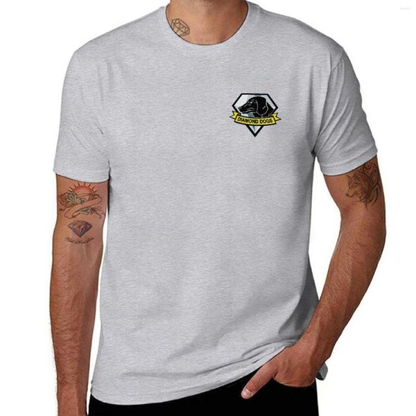 Polos masculinos Diamond Dogs Staff Shirt - Metal Gear Solid 5 T-Shirt T-shirts Roupas masculinas Camisetas grandes e altas