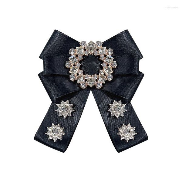 Broschen Koreanische Band Stoff Fliege Glänzende Strass Blume Pins Mode Britischen Stil Hemd Corsage Hochzeit Party Schmuck