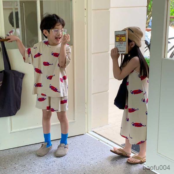 Conjuntos de roupas Irmão e irmã vestido 2023 Verão Meninos e meninas carta graffiti T-shirt crianças soltos shorts de manga curta conjuntos R230718
