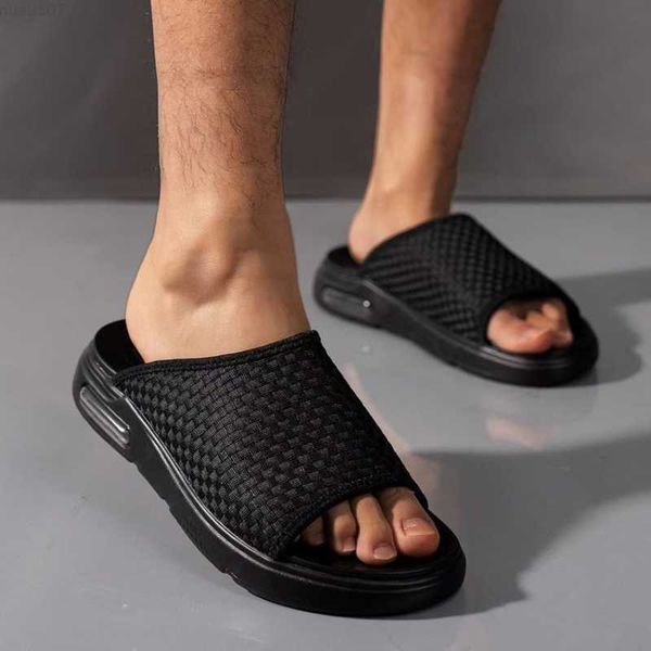 Chinelos Fora Homens Chinelos Verão Moda Sapatos Masculinos Planos Nova Cor Sólida Sapato Masculino Casual Luz Preta Almofada de Ar Chinelos L230718