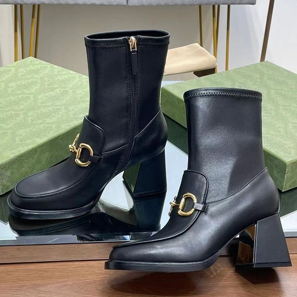 Botas femininas pretas com fivela de metal, botas grossas de inverno com zíper lateral de couro, botas de tornozelo com salto gatinho, designer de luxo, botas de salto grosso