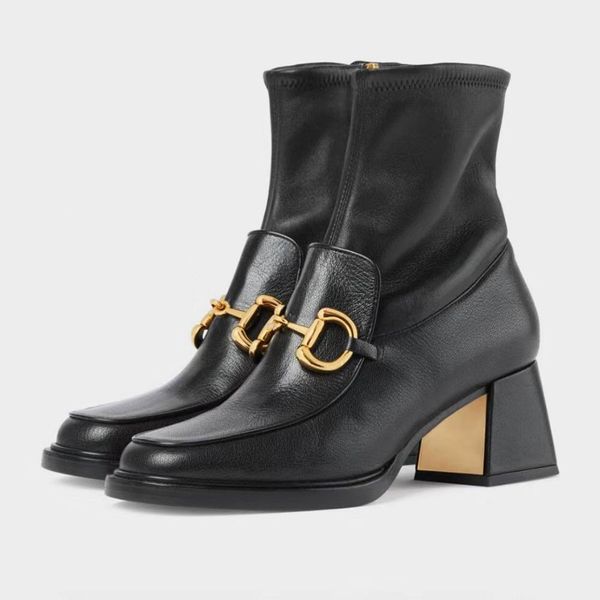 Botas femininas pretas Horsebit com fivela de metal com acabamento em couro grosso, zíper lateral, salto gatinho, botas de cano alto de designer de luxo, salto grosso, botas Rider