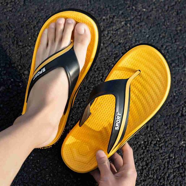 Chinelos de verão novos chinelos masculinos design de moda flip-flops interior macio antiderrapante sapatos de praia sandálias chinelos de banheiro 2023 l230718