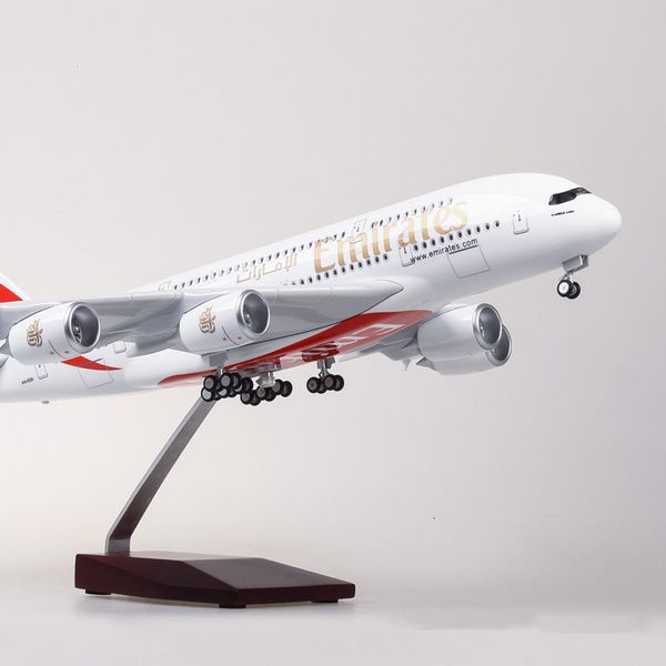 Aircraft Modle 45CM Scala 1/160 Diecast Model A380 Emirates Airways Aeroplano in resina Airbus con luce e ruote Toy Airline Collection 230718