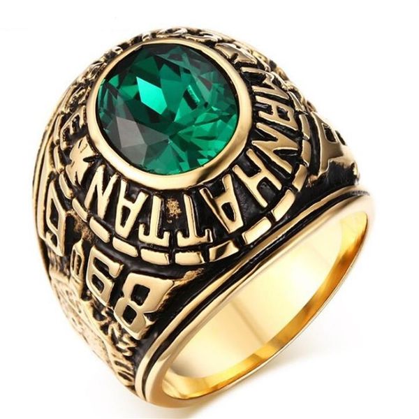 Anel Manhattan College de aço inoxidável com cristal CZ verde para presente de formatura masculino e feminino banhado a ouro tamanho dos EUA 7-11244P