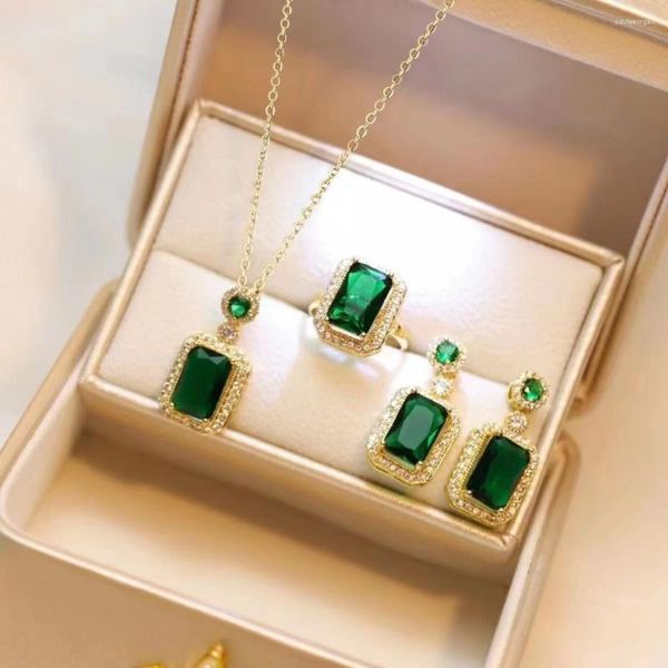 Collana Orecchini Set Ciondolo di alta classe con smeraldi di lusso Ins Gemstone stile Hong Kong Anello da donna a tre pezzi con gioielli