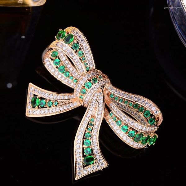 Broches 2023 Trendy Celebrity Style Imitation Emerald Zircon Bow Broche Elegant Coat Temperament CZ Bowknot Pin Acessórios