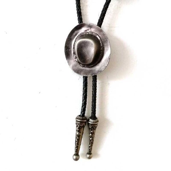 Gravatas Bolo Vintage Prata Antiga Chapéu de Cowboy Ocidental Fivela de Metal Gravata Bolo para Homens Gravatas Novidades Acessórios de Moda Presentes para Convidados de Casamento HKD230719